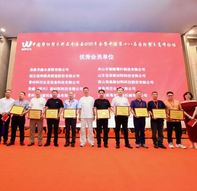 Fokus auf das 18. China Wood Plastics Summit Forum: Zhoushan Nanhaiya trat auf der Konferenz als einer der größten chinesischen Lieferanten von konischen Doppelschneckenfässern für WPC auf.