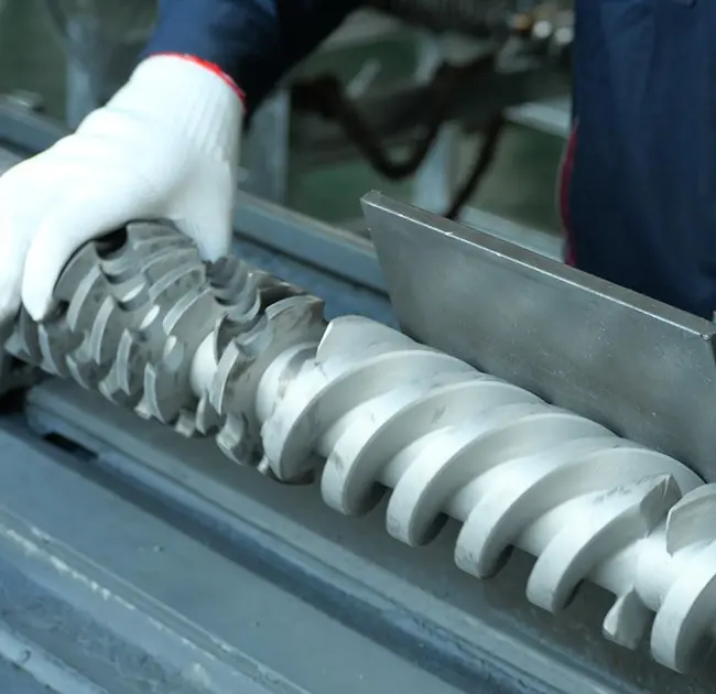 Warum erscheinen im Extruder immer wieder schwarze Linien? In diesem Artikel erfahren Sie, wie Sie schnell feststellen können, ob es sich um ein Problem mit dem Zylinder oder der Schraube handelt.